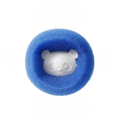 Balle attrape-poils ronde et bleue, avec un centre blanc en forme de tête d’ours, présentée sur fond blanc