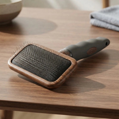 Brosse pour chat à manche foncé et tête rectangulaire à picots fins