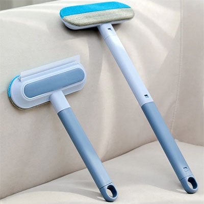 Brosse anti poil double face sur coussin et linge de maison