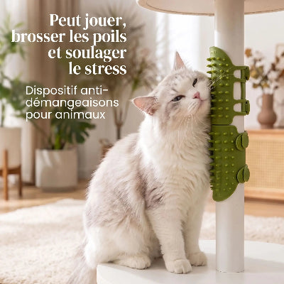 Chat blanc à poils longs frottant sa joue contre une brosse verte fixée au poteau d'un arbre à chat