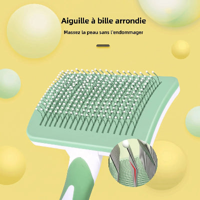 Gros plan sur la brosse démêlante verte pour chat poil long, avec un zoom sur ses picots à bout arrondi