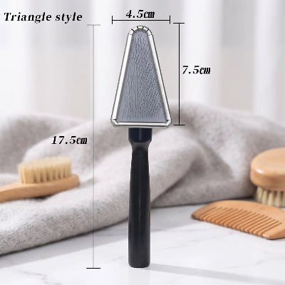 Dimensions de la brosse pour chat à tête triangulaire en métal et manche noir


