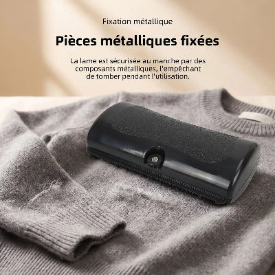 Gros plan d’une brosse noire pour chat et de ses picots métalliques
