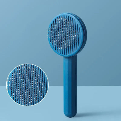 Brosse bleue pour chat avec tête ronde à picots métalliques et manche droit, accompagnée d’un gros plan des picots.
