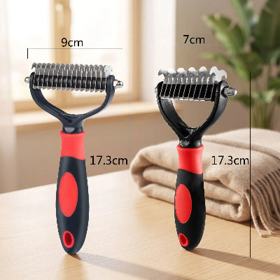 Deux brosses démêlantes pour chat à manches noirs et rouges, de 17,3 cm de long, avec des têtes métalliques de 9 cm et 7 cm de large.