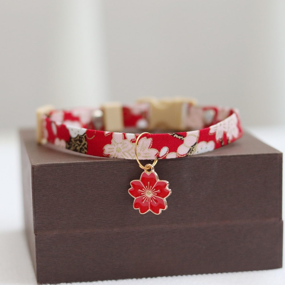 Collier chat Rouge – motifs fleuris rouges avec breloque sakura sur boîte cadeau
