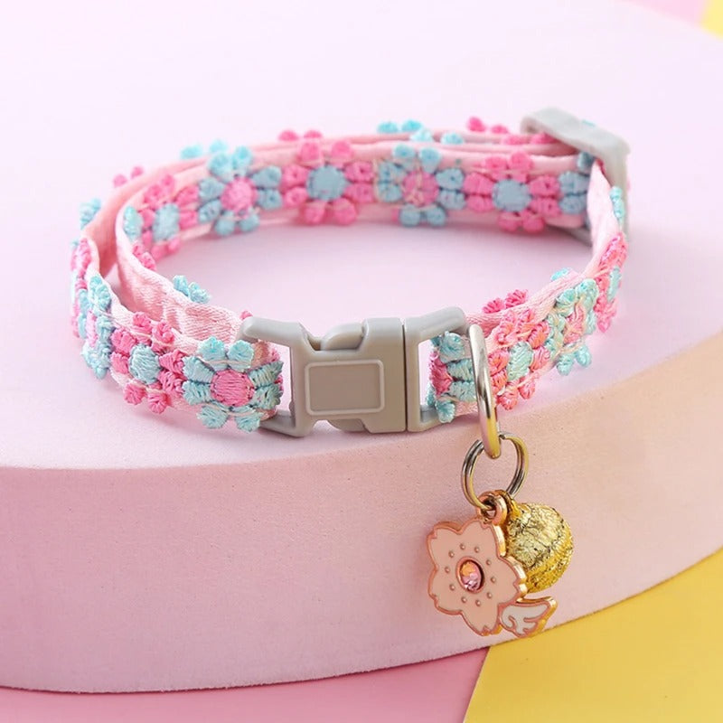 Collier chat élégant motif fleuri en tissu liberty avec charm - Boutique Misha