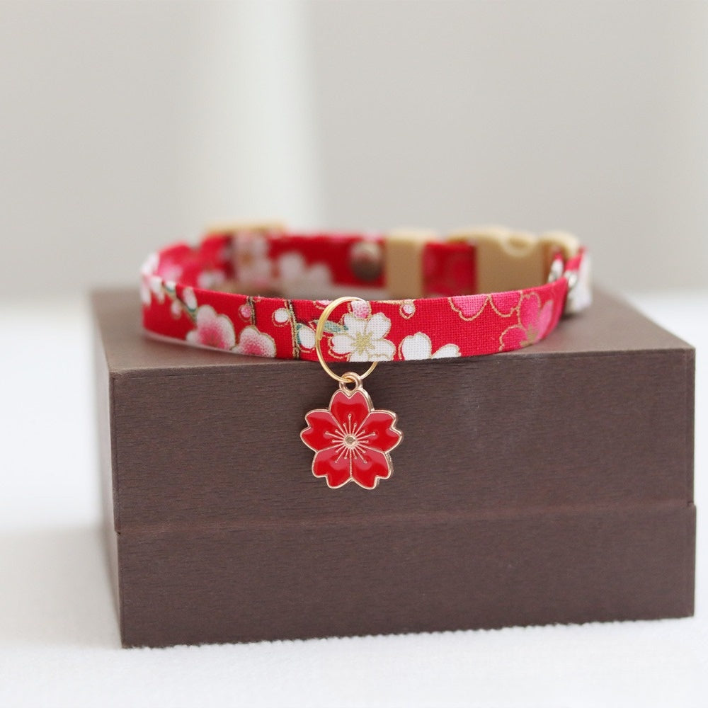 Collier chat Floral – motifs floraux multicolores avec breloque sur boîte cadeau
