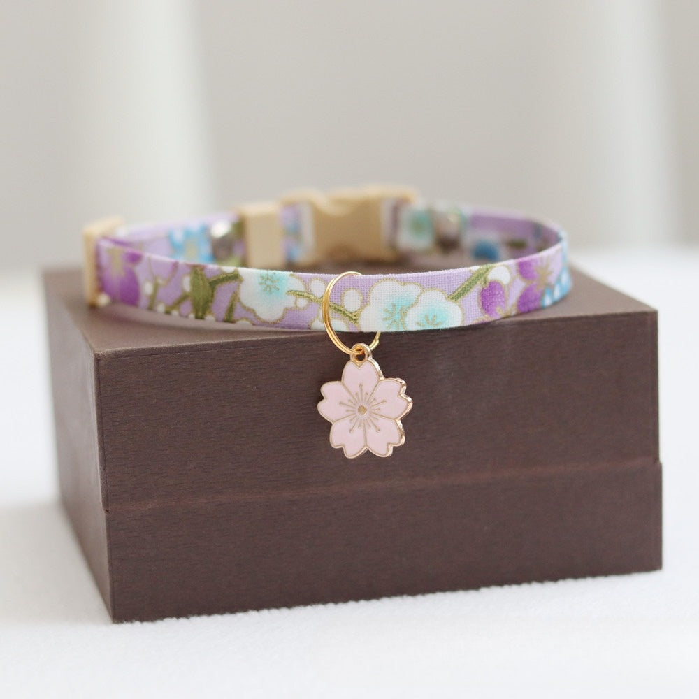 Collier chat Violet – motifs floraux violets avec breloque sur boîte cadeau
