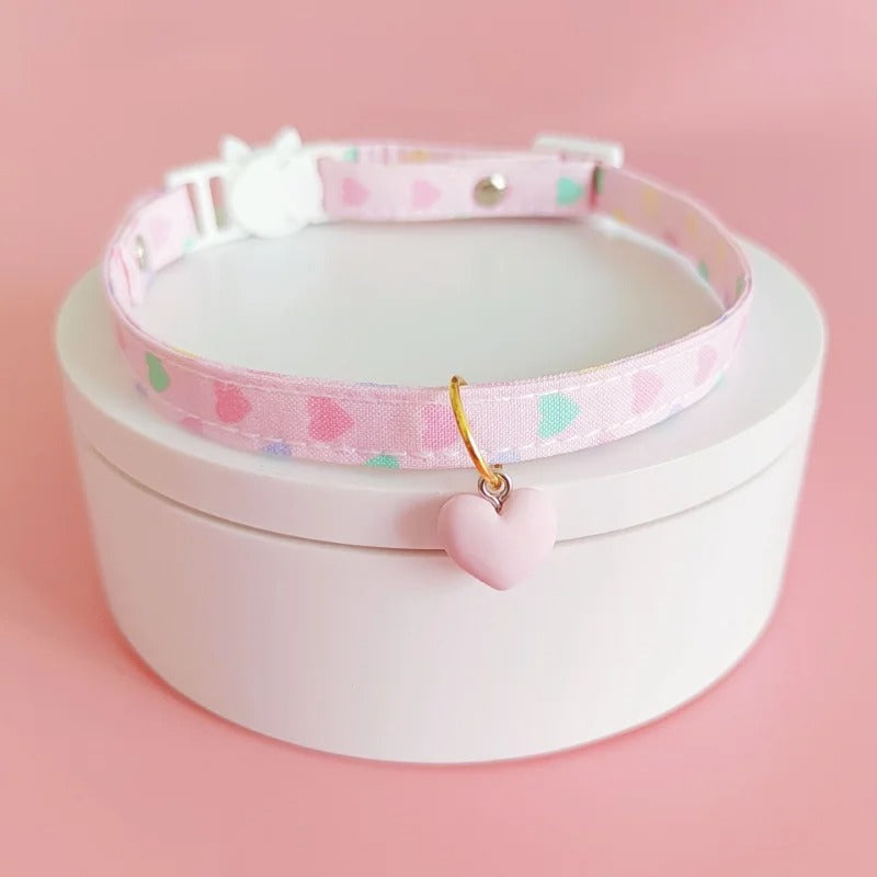 Collier chat rose pastel motifs cœurs pendentif cœur rose boucle sécurité breakaway