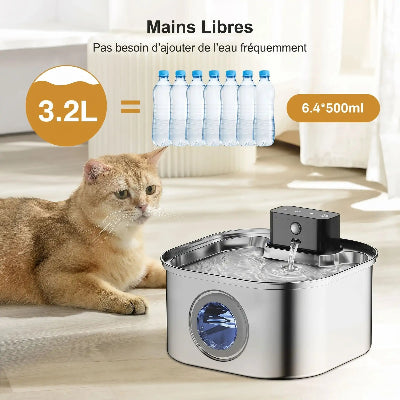 Fontaine à eau pour chat en inox de 3,2 litres, présentée à côté d’un chat avec une illustration de sa capacité en bouteilles d’eau