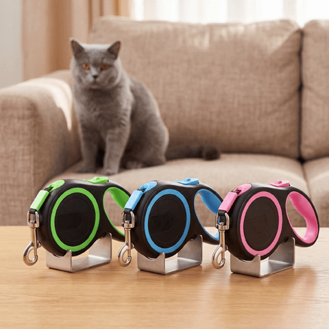 Trois laisses chat rétractables coloris vert bleu et rose alignées sur fond blanc