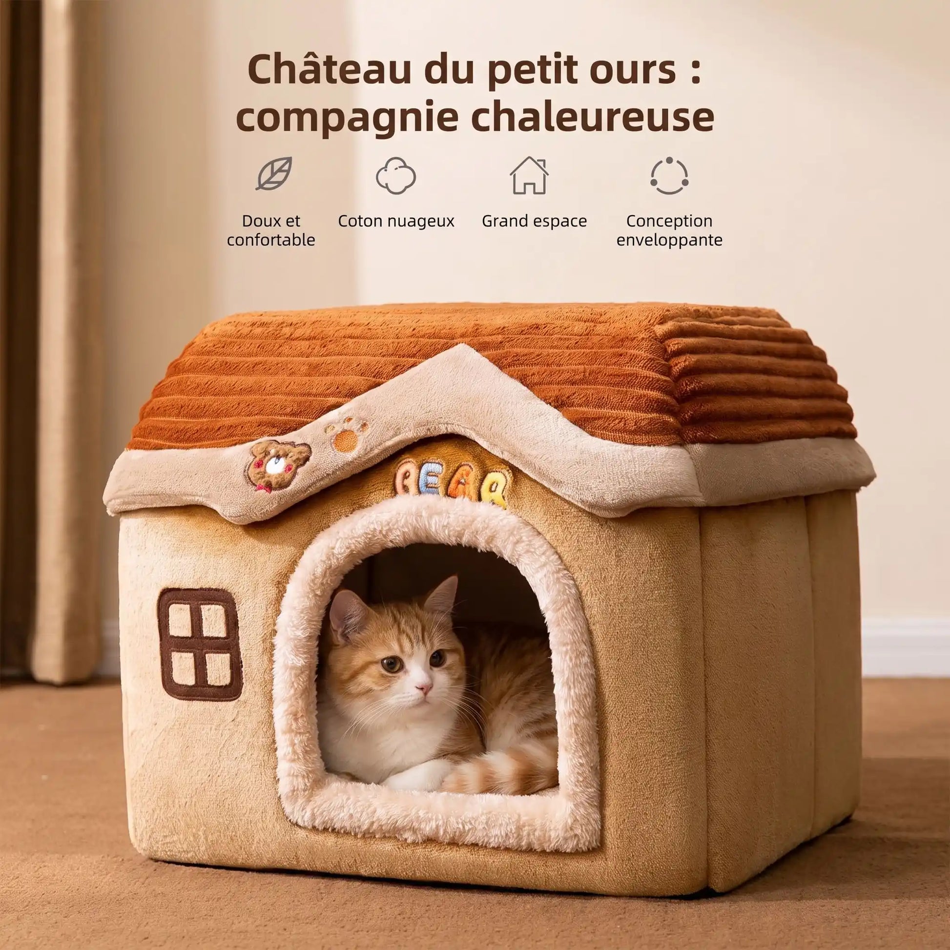 Chat roux blotti dans sa maisonnette pour chat beige avec toit en velours côtelé orange