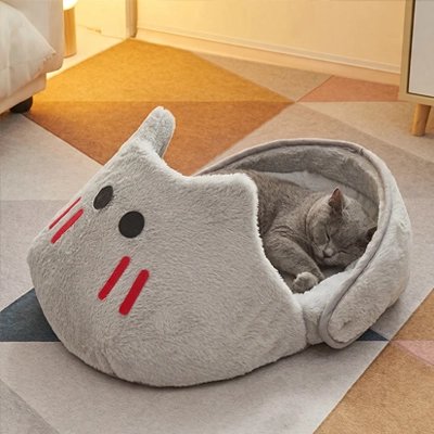 Chat gris en mode grotte fermée dans panier requin sherpa – cocon isolant douillet
