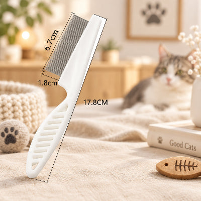 Peigne pour chat à manche blanc ajouré et dents métalliques fines, avec ses dimensions : 17,8 cm de longueur totale et une partie dentée de 6,7 × 1,8 cm
