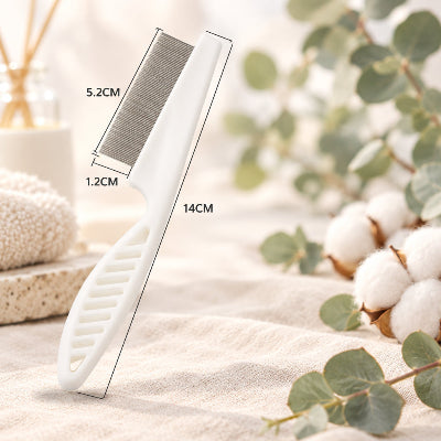 Peigne pour chat à manche blanc ajouré et dents métalliques fines, avec ses dimensions : 14 cm de longueur totale et une partie dentée de 5,2 × 1,2 cm