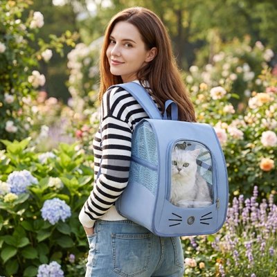 Femme portant le sac à dos pour chat bleu en extérieur