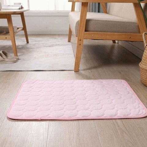 Tapis rafraîchissant chat rose – démonstration texture alvéolaire soie glacée